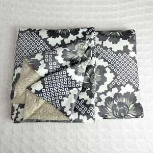 Sherpa Blanket - On the Dot (Green/Dark Blue)