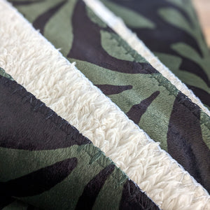 Close-up of the border of the sherpa blanket