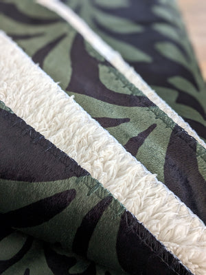 Close-up of the border of the sherpa blanket