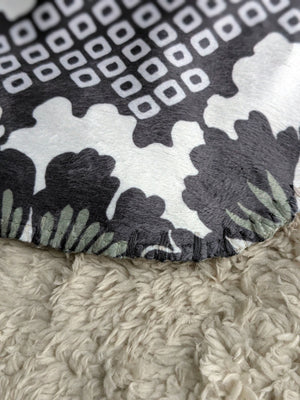 Sherpa Blanket - On the Dot (Green/Dark Blue)