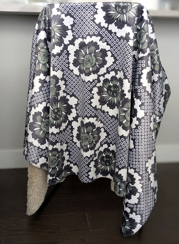 Sherpa Blanket - On the Dot (Green/Dark Blue)